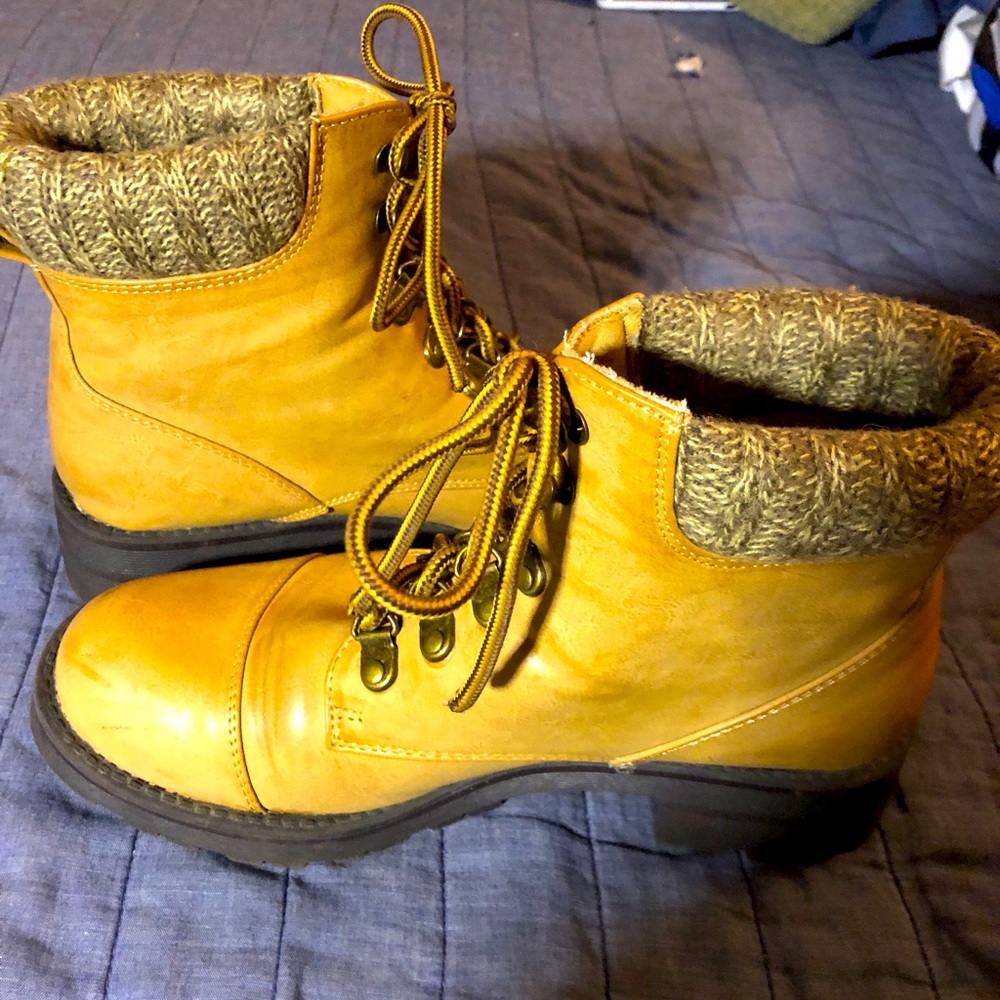 MIA ‘Windy’ Tan  Leather Lace Up Fur Lined Ankle Boots Women's Size 8.5 M